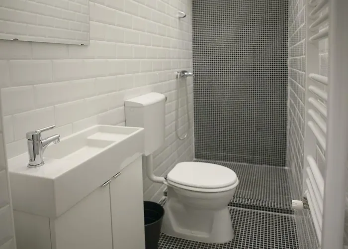 Location 2 Bedrooms - 2 Bathrooms Lejlighed